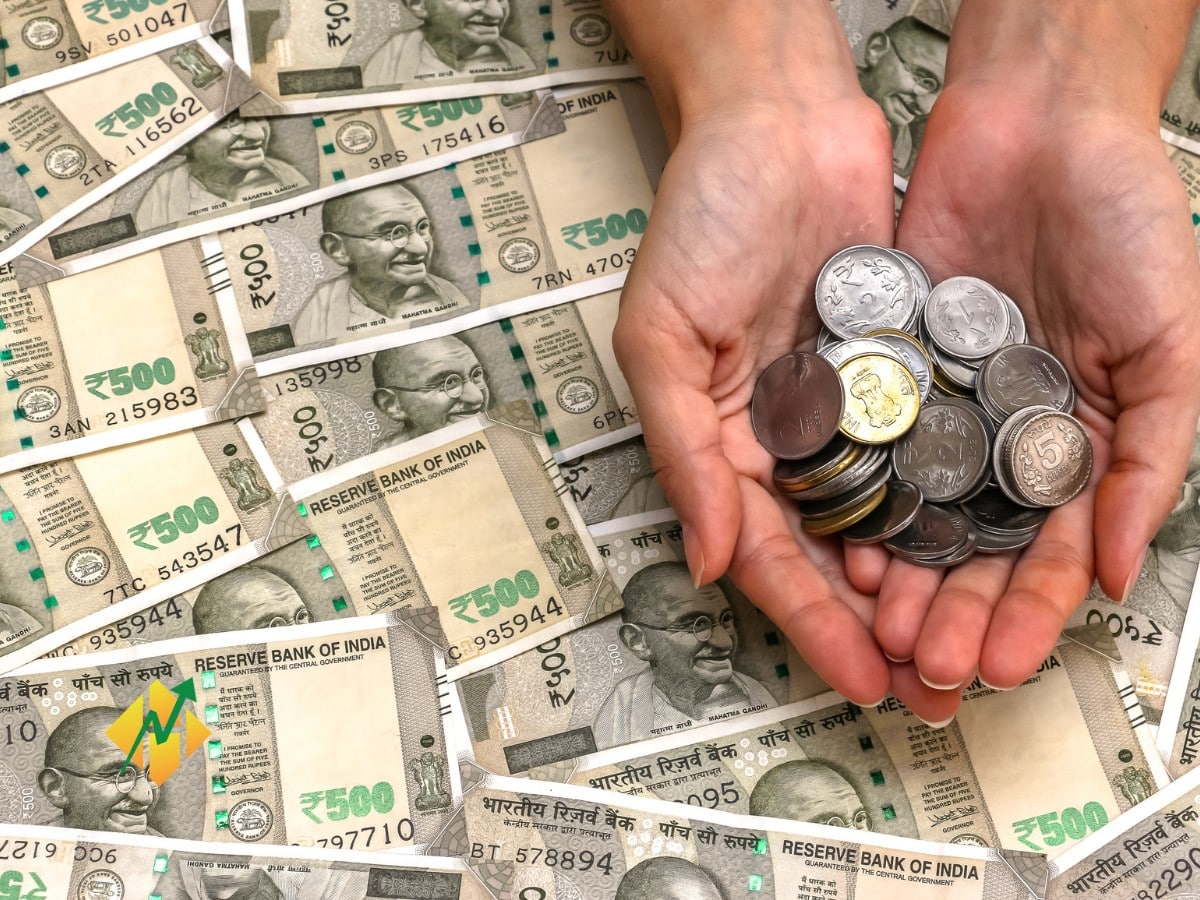 Hands holding coins over bill symbolizing the S&P 500.